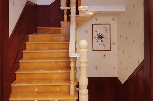 镇江中式别墅室内汉白玉石楼梯的定制安装装饰效果
