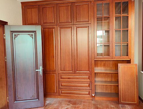 镇江中式家庭装修里定制的实木衣柜效果图
